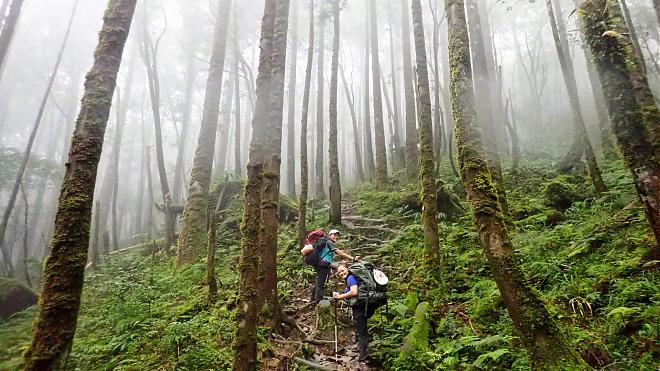 宜蘭・松洛湖での2日間キャンプ | 高山と湖畔