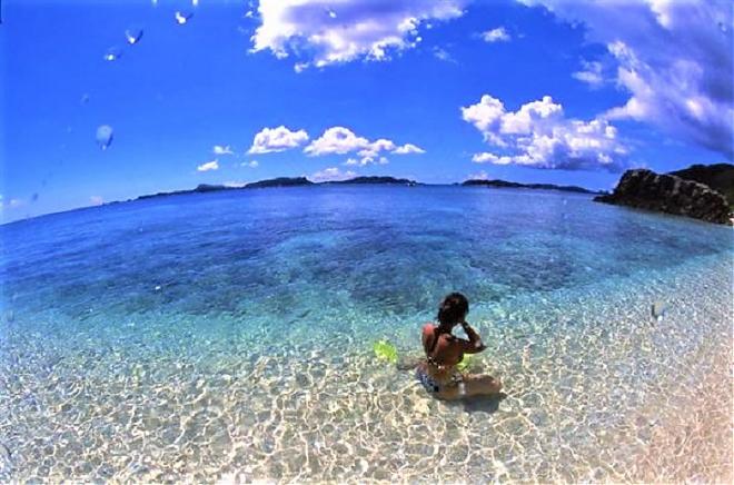 沖縄・慶良間諸島｜隠れ家ビーチ阿波連ビーチ海水浴ツアー（日本語対応可）