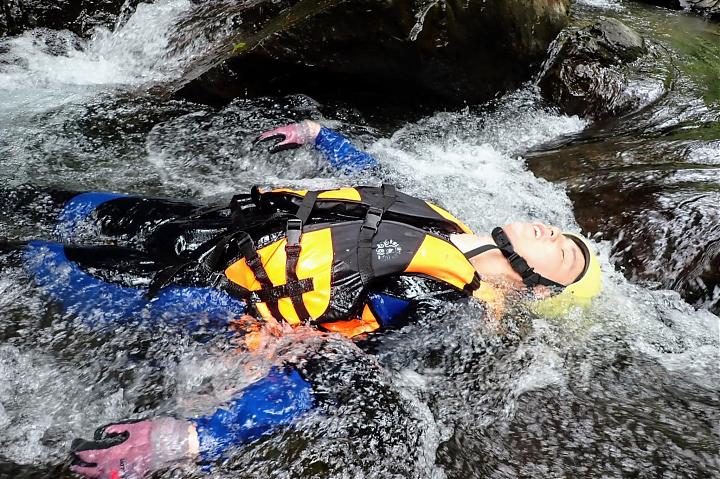 三峡中坑渓川下りアクティビティ｜ロッククライミング、滝滑り、滝のラペリングは最高に楽しい