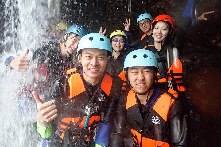 三峡中坑渓川下りアクティビティ｜ロッククライミング、滝滑り、滝のラペリングは最高に楽しい