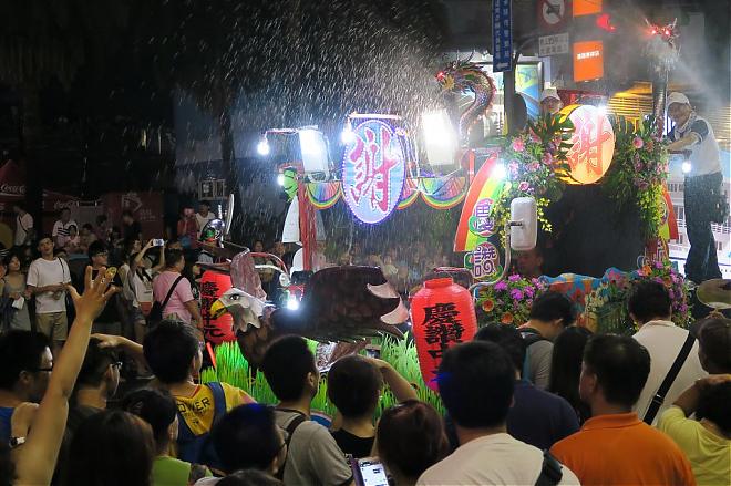 基隆鬼節散策 – 水灯籠祭り | 夜通しのストリートパレード、水中への招待状