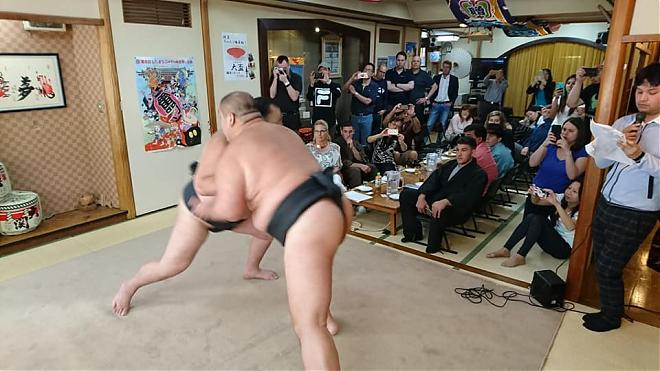 東京浅草で日本の伝統的な相撲とちゃんこ鍋を体験