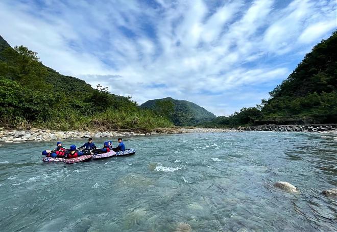宜蘭県南澳でラフティング体験 | 自然のワイルドリバーラフティングの楽しみ