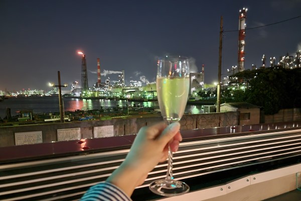 【18時発】東京オープンエアレストランバス／川崎工場夜景＋フレンチ＆ワインを満喫★フリードリンク付き