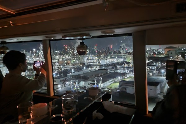 【18時発】東京オープンエアレストランバス／川崎工場夜景＋フレンチ＆ワインを満喫★フリードリンク付き