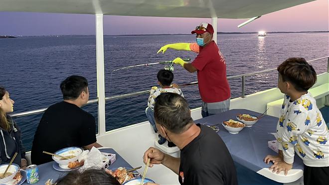 펑후 동중국해 별이 빛나는 밤 투어 | 펑후 해변으로 향하는 저녁 크루즈. 꼭 맛봐야 할 랍스터 국수 | 제비갈매기 먹이 주기 & 야간 낚시