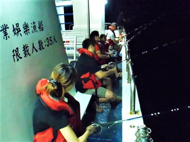 花蓮石梯坪夜釣體驗｜撈飛魚。釣魷魚