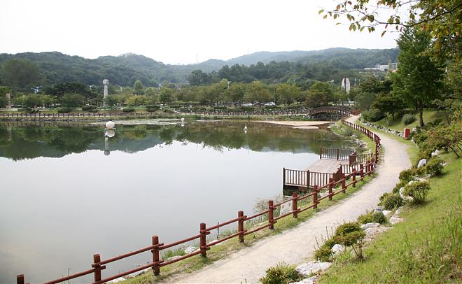 (首爾出發)宇宙星光花園+新景點壁畫村+湖水公園一日遊