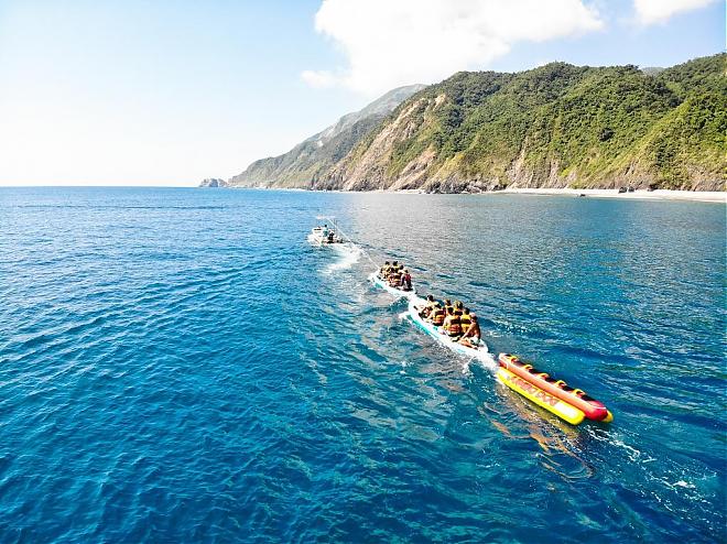 宜蘭烏岩角龍舟板SUP遠航體驗｜動力船拖行，航向藍色啤酒海