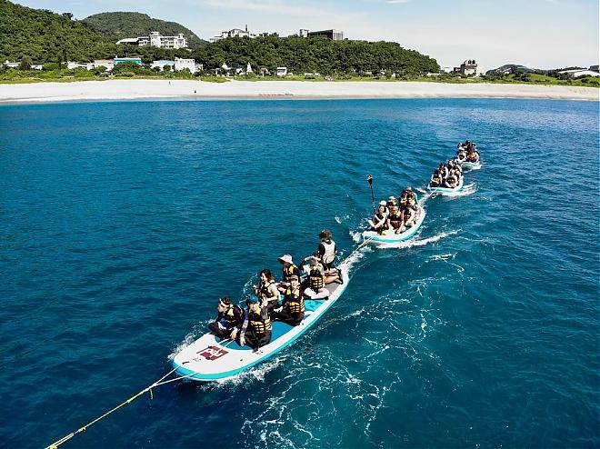 宜蘭烏岩角龍舟板SUP遠航體驗｜動力船拖行，航向藍色啤酒海