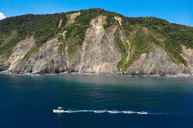 宜蘭烏岩角龍舟板SUP遠航體驗｜動力船拖行，航向藍色啤酒海