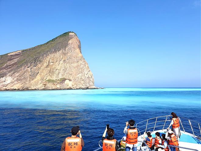 宜蘭龜山島登島套裝行程｜友善賞鯨豚+登島+繞島三合一