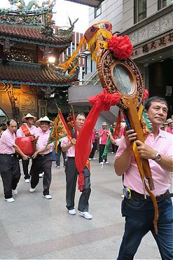 基隆中元祭典漫步－迎斗燈遶境｜這個遊行跟你想得不一樣