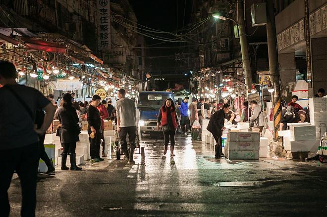 【魚市無眠】基隆崁仔頂魚市。深夜限定小旅行