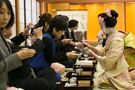 與舞妓共餐．京都傳統用餐體驗（中文翻譯同行）