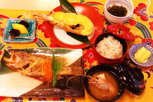 沖繩冬季賞鯨套餐（含琉球舞踊表演會席料理）