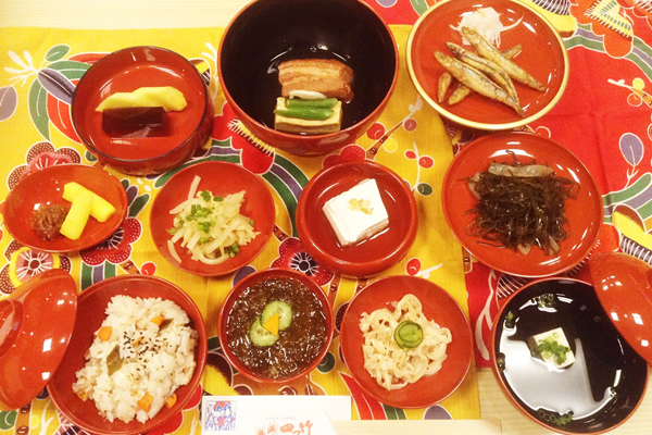 沖繩冬季賞鯨套餐（含琉球舞踊表演會席料理）