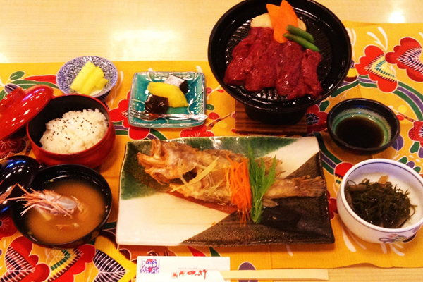 沖繩冬季賞鯨套餐（含琉球舞踊表演會席料理）