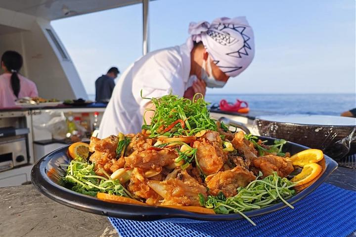 基隆豪華遊艇夜釣派對｜海上無菜單私廚料理