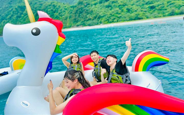 宜蘭東澳灣內水上活動｜獨木舟＆海上魔毯玩水樂