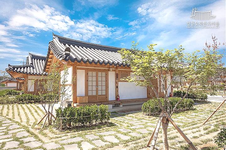 四季江陵x鏡浦台x光影體驗x高空腳踏車2日遊(入住烏竹韓屋村/中文服務)