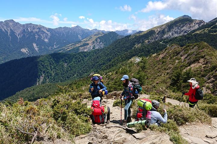 合歡山百岳登山＆星空露營團｜免備露營裝備．野外私廚