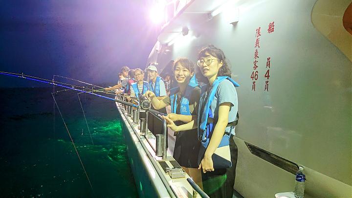 基隆海釣新手體驗｜搭乘遊艇＆享海鮮自助吧｜贈保冷袋