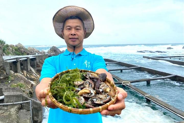 東北角漁村旬味小旅行｜餵九孔鮮體驗、海風單車騎行