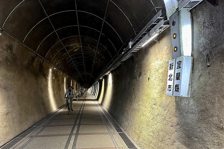 東北角漁村旬味小旅行｜餵九孔鮮體驗、海風單車騎行