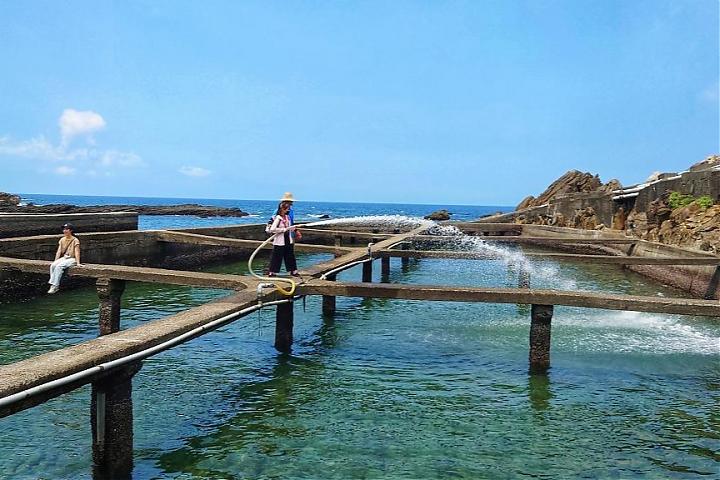 東北角漁村旬味小旅行｜餵九孔鮮體驗、海風單車騎行
